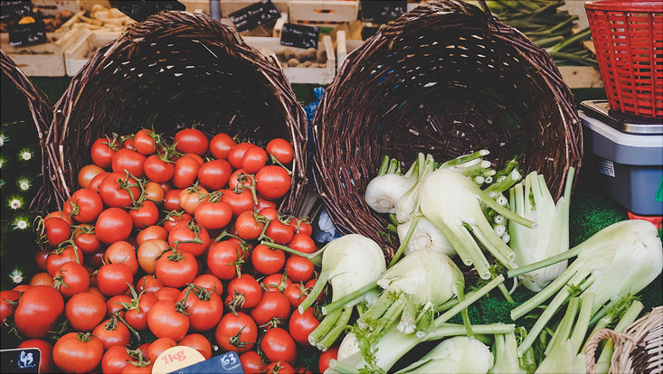 Tomaten und Fenchel an Verkaufsstand